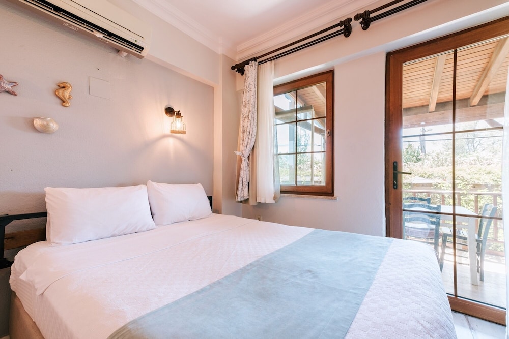 Basic Triple Room, Multiple Beds, Non Smoking, Garden View photo 1