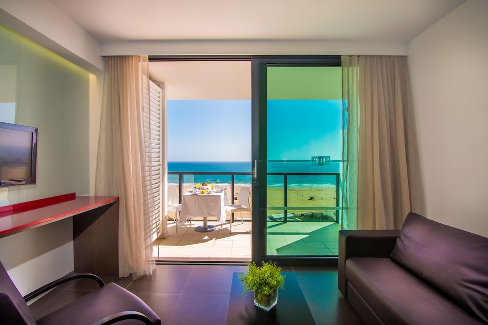 Deluxe Suite, Sea View (3 Adults) - Photo 4