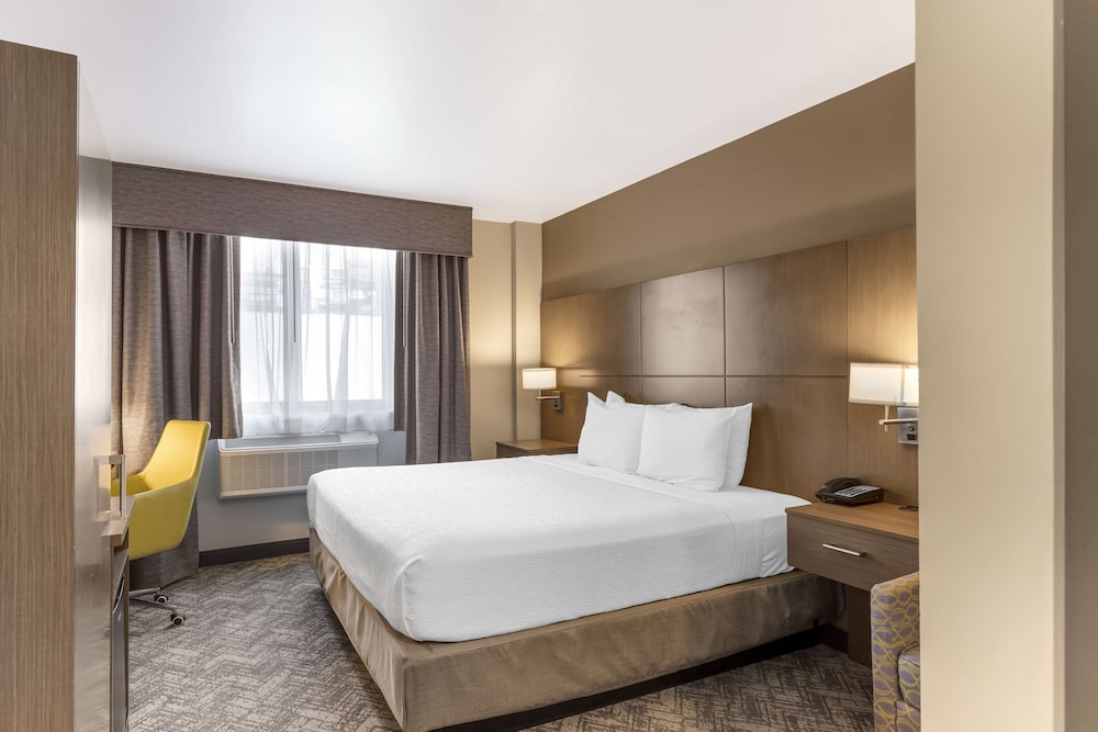Standard Room, 1 King Bed, Accessible, Bathtub