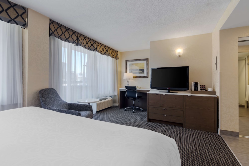 Standard Room, 1 King Bed, Non Smoking, Balcony - Photo 3