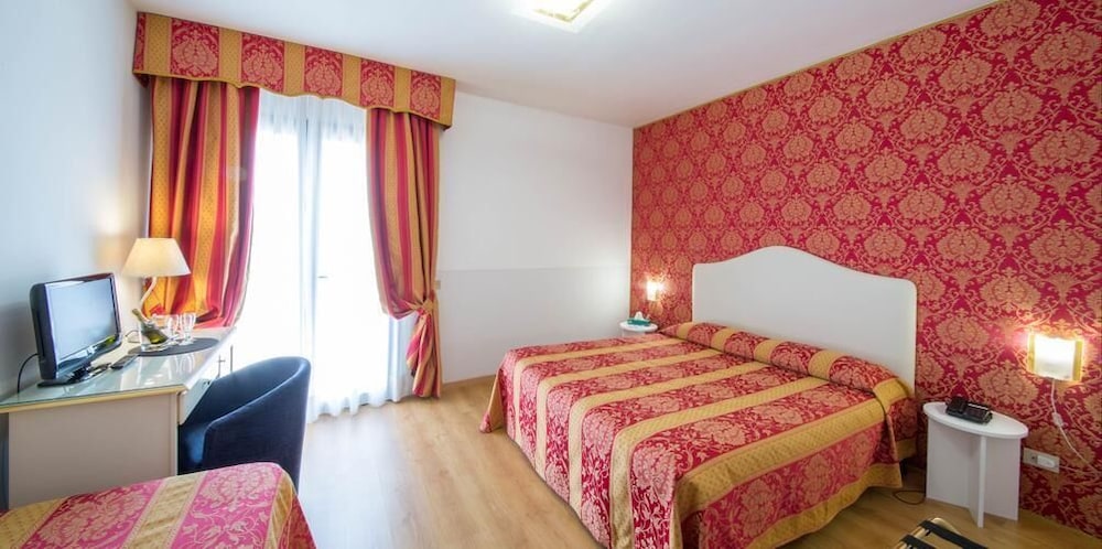 Deluxe Double or Twin Room - Photo 2