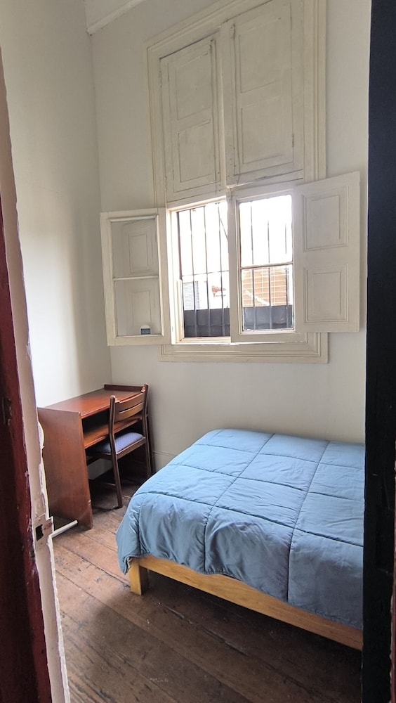 Basic Single Room, 1 Large Twin Bed, Shared Bathroom photo 2