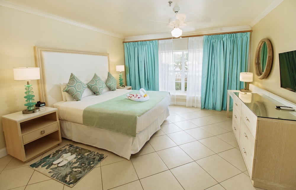 One Bedroom Beach Front Suite King - Photo 1