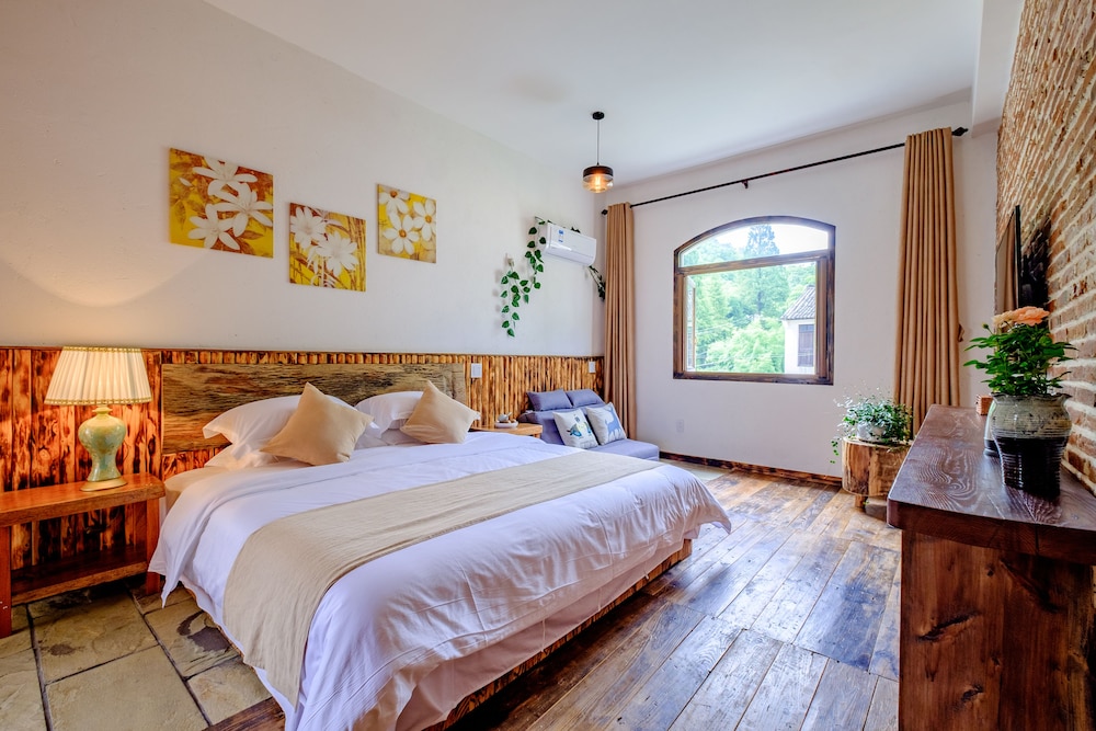 Deluxe Room, 1 King Bed photo 2