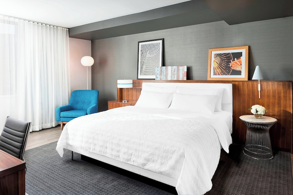 Premium Room, 1 King Bed (Hearing Accessible) - Photo 2