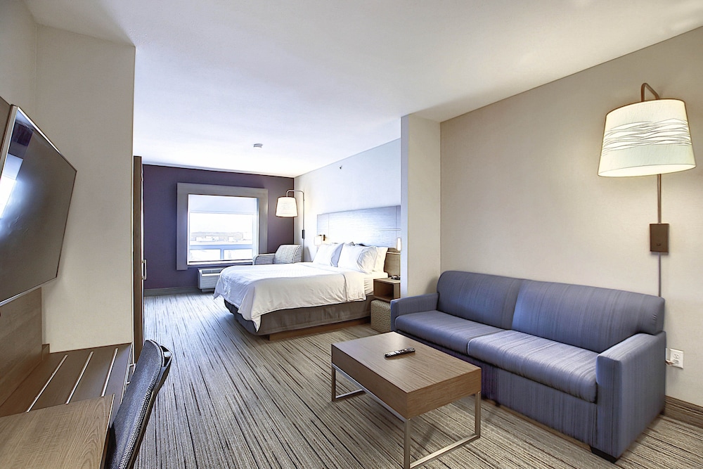 Suite, 1 King Bed - Photo 3