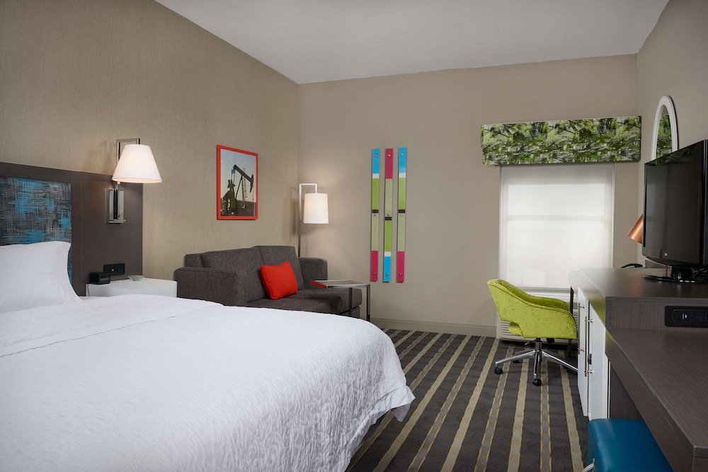 Standard Room, 1 King Bed, Non Smoking - Photo 5