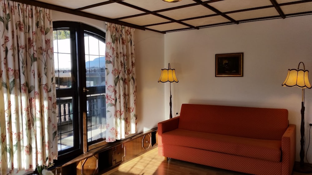 Family Suite, 1 King Bed with Sofa bed, Non Smoking, Mountain View photo 3