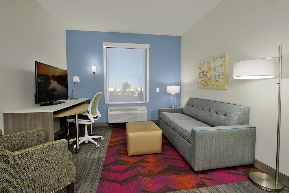 Suite, 1 King Bed, Accessible (Roll-In Shower) - Photo 9