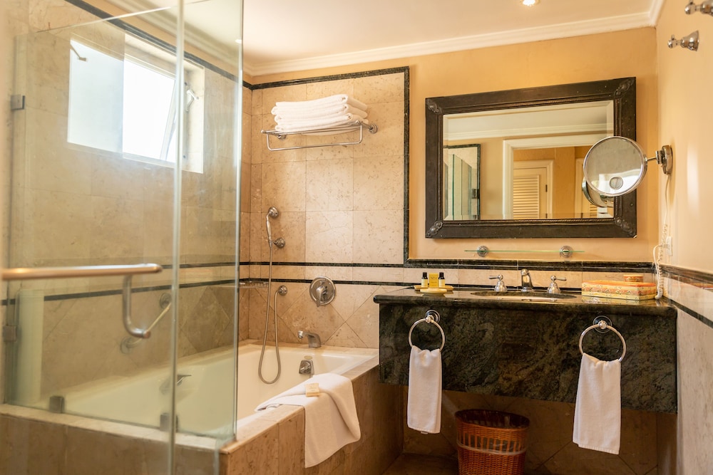 Elite Room, 1 King Bed, Garden View - Photo 4