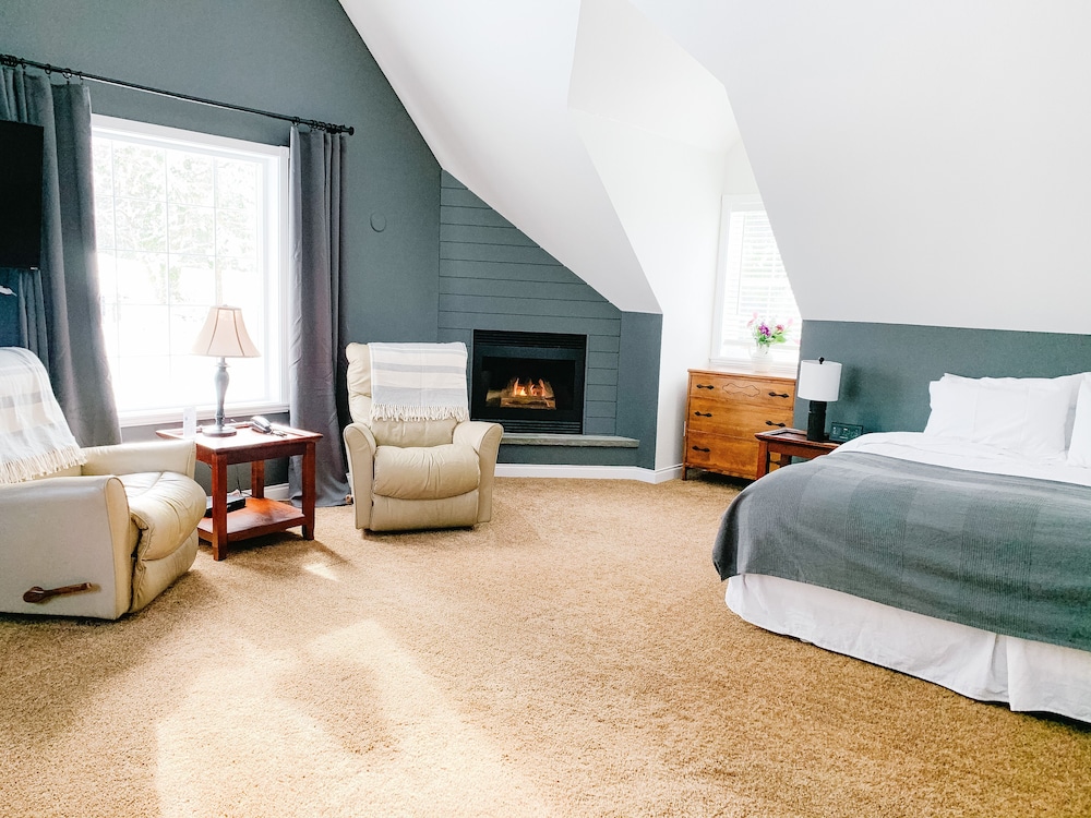 Deluxe Studio Suite, 1 King Bed, Garden View