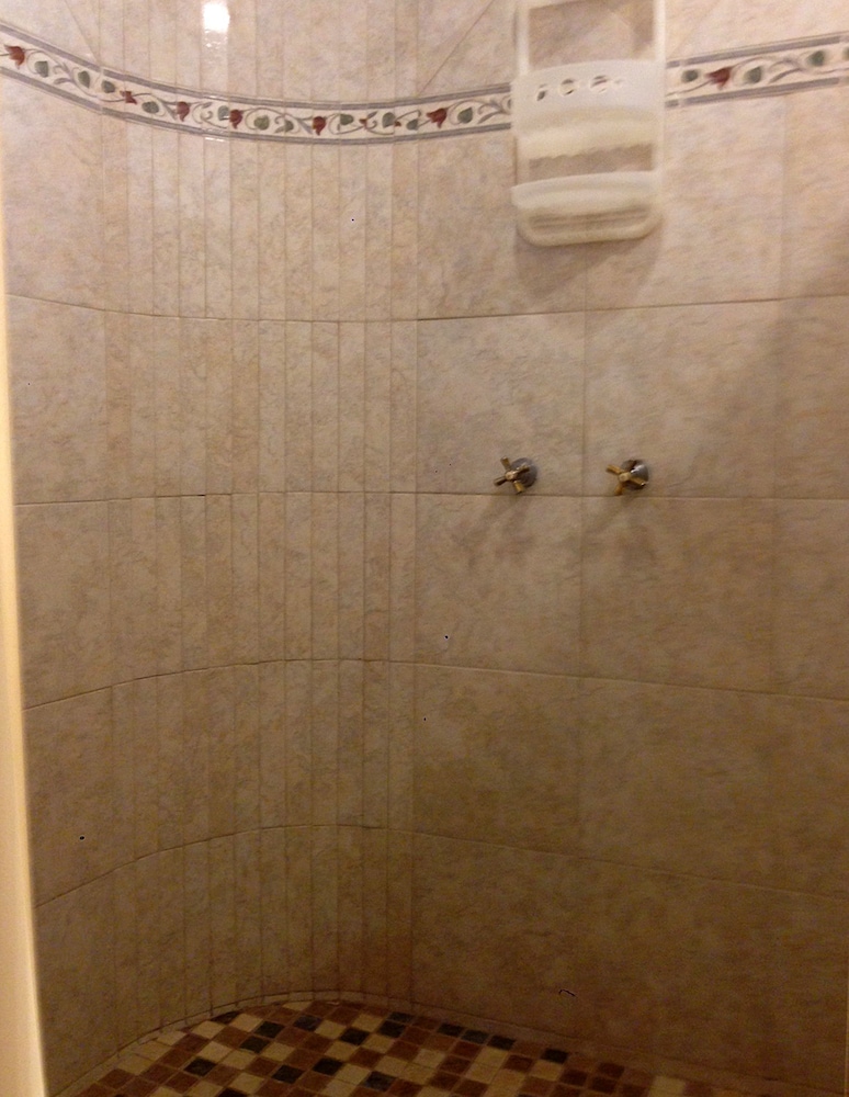 Basic Single Room, Two King Beds photo 2