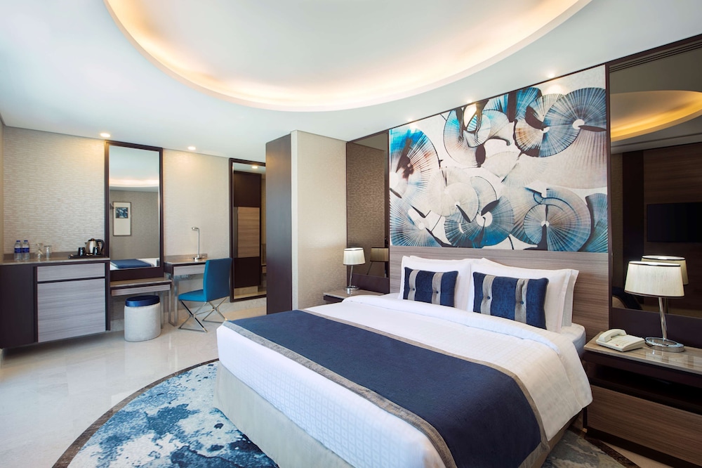 Deluxe Room, 1 King Bed, Non Smoking (Converts to 2 Twin Beds)