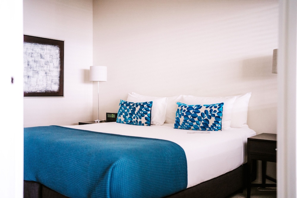 Two Bedroom Harbour Apartment - Photo 3
