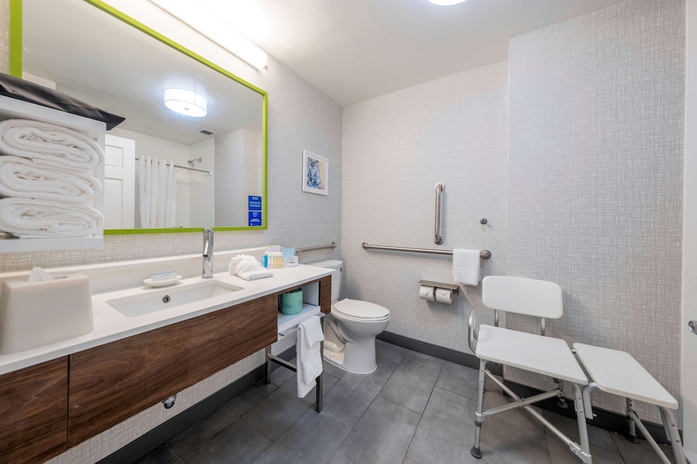 Room, 1 Queen Bed, Accessible - Photo 10