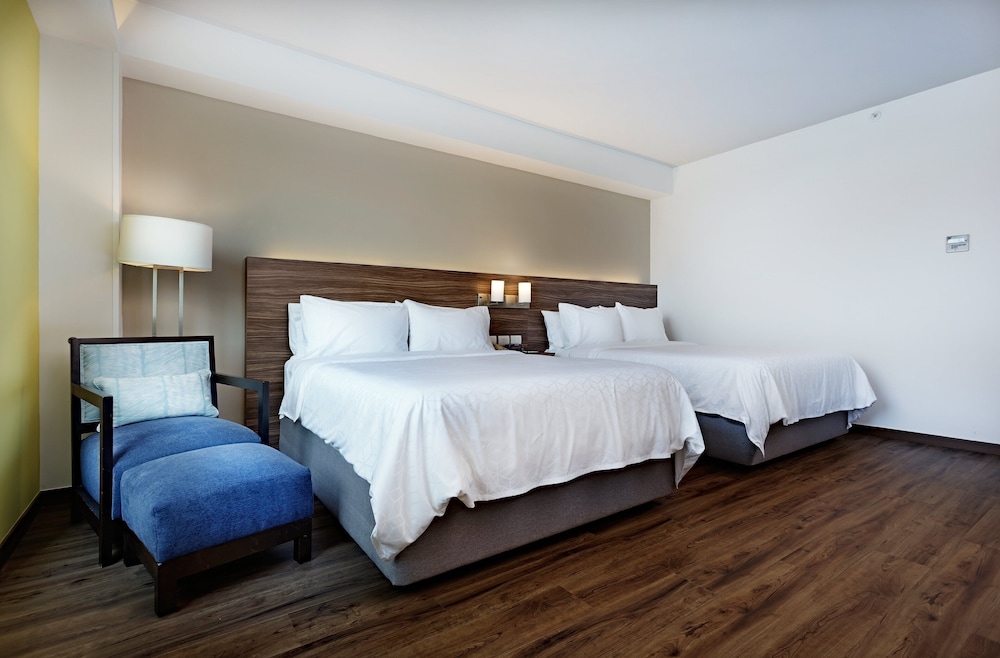 Room, 2 Queen Beds photo 3