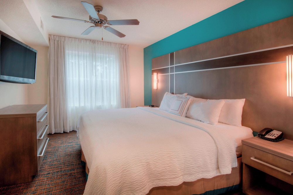 Executive Suite, 1 Bedroom - Photo 2
