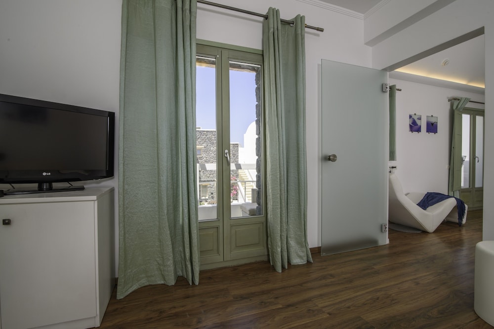 Honeymoon Suite, Jetted Tub - Photo 8