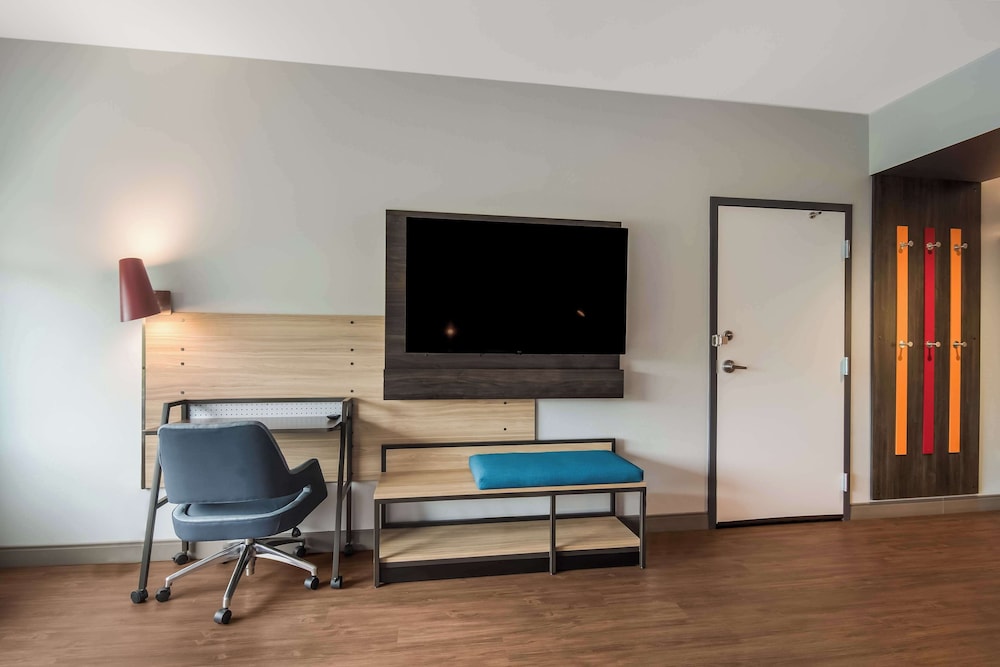 Classic Room, 2 Queen Beds, Accessible, Bathtub - Photo 6