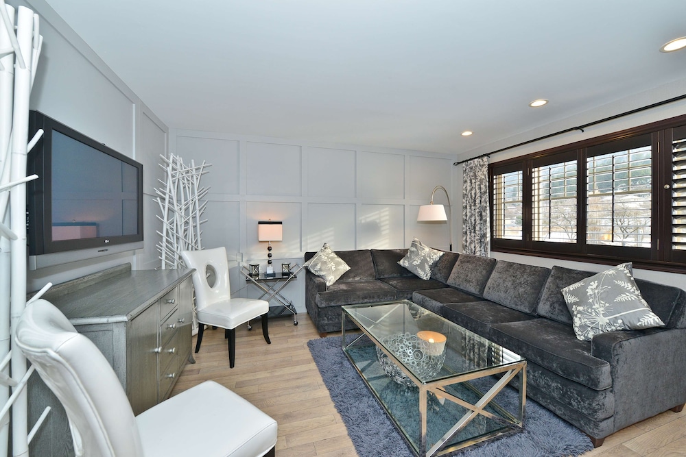 Suite, 1 King Bed, Non Smoking, Balcony (Separate Living Room;with Sofabed) photo 2