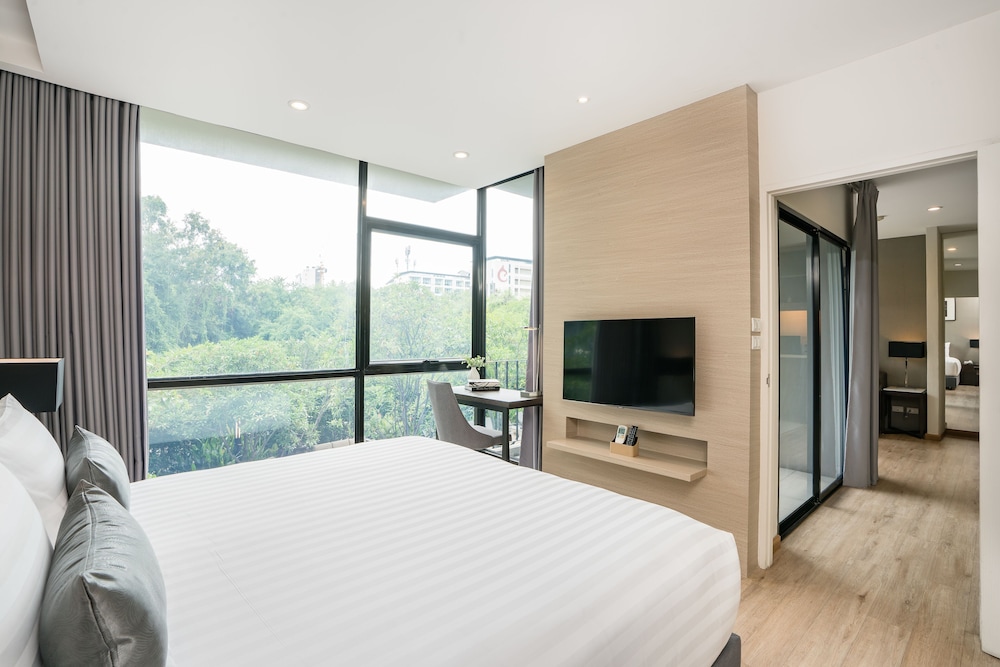 Grand Suite Room with Kitchenette - Photo 12