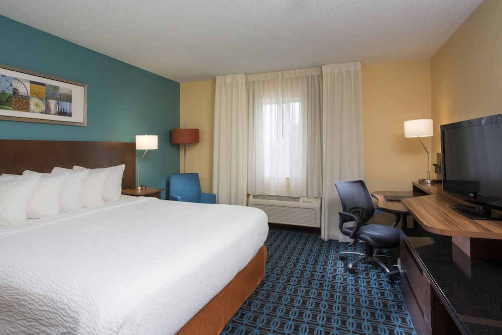 Room, 1 King Bed (Mobility/Hearing Accessible, Tub) - Photo 3