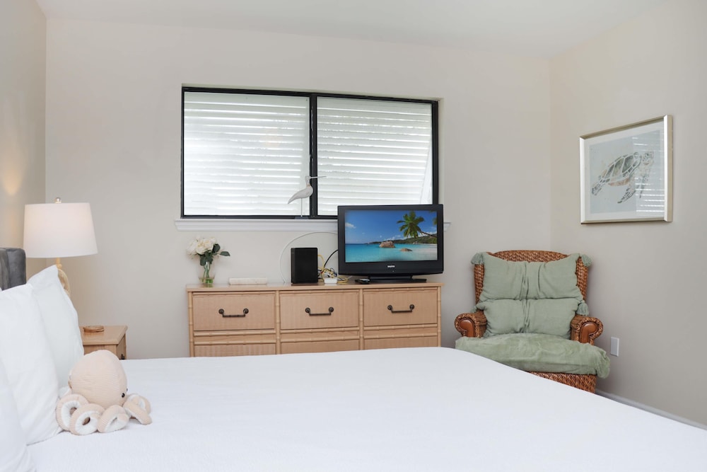 House, Multiple Beds (Woofs and Waves) photo 3