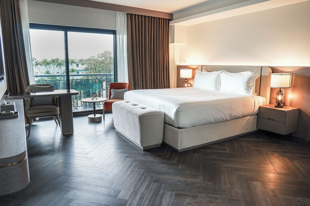 Deluxe Single Room, 1 King Bed, Balcony, Pool View
