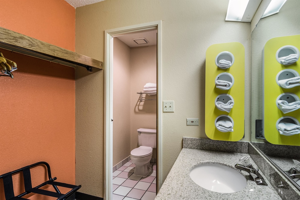 Business Room, 1 King Bed, Non Smoking, Refrigerator - Photo 8