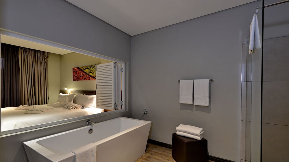 Deluxe Room, 1 King Bed photo 2