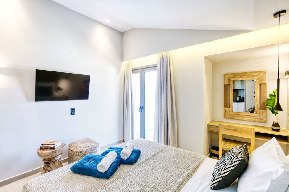 Deluxe Double or Twin Room - Photo 10