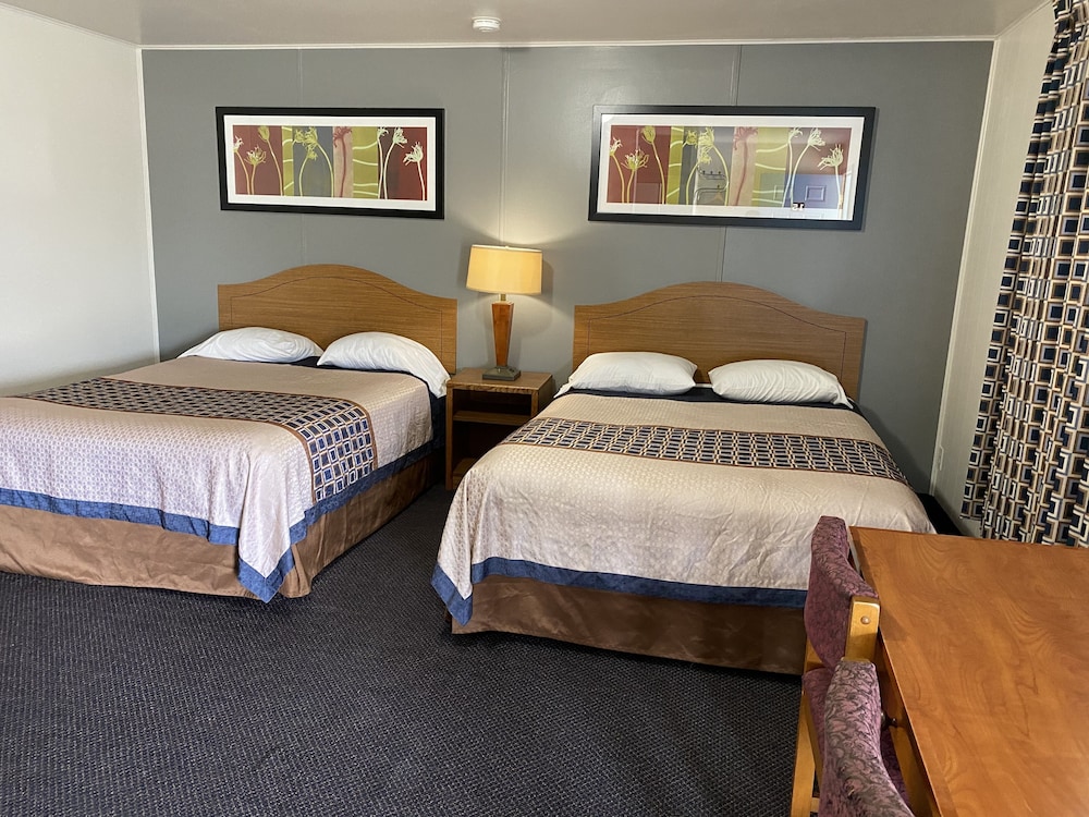Standard Room, 2 Queen Beds, Non Smoking photo 2