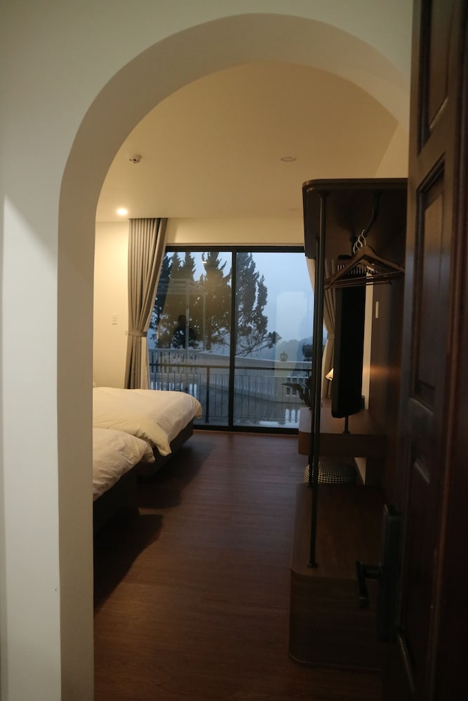 Family Room, Balcony, Valley View