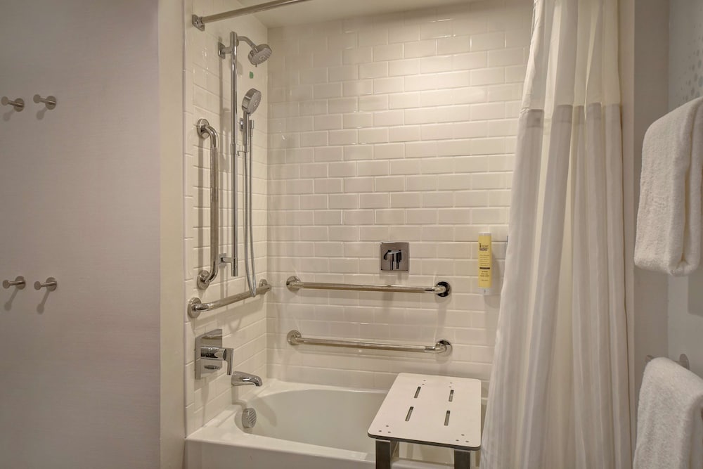 Room, 1 King Bed, Accessible, Bathtub - Photo 3