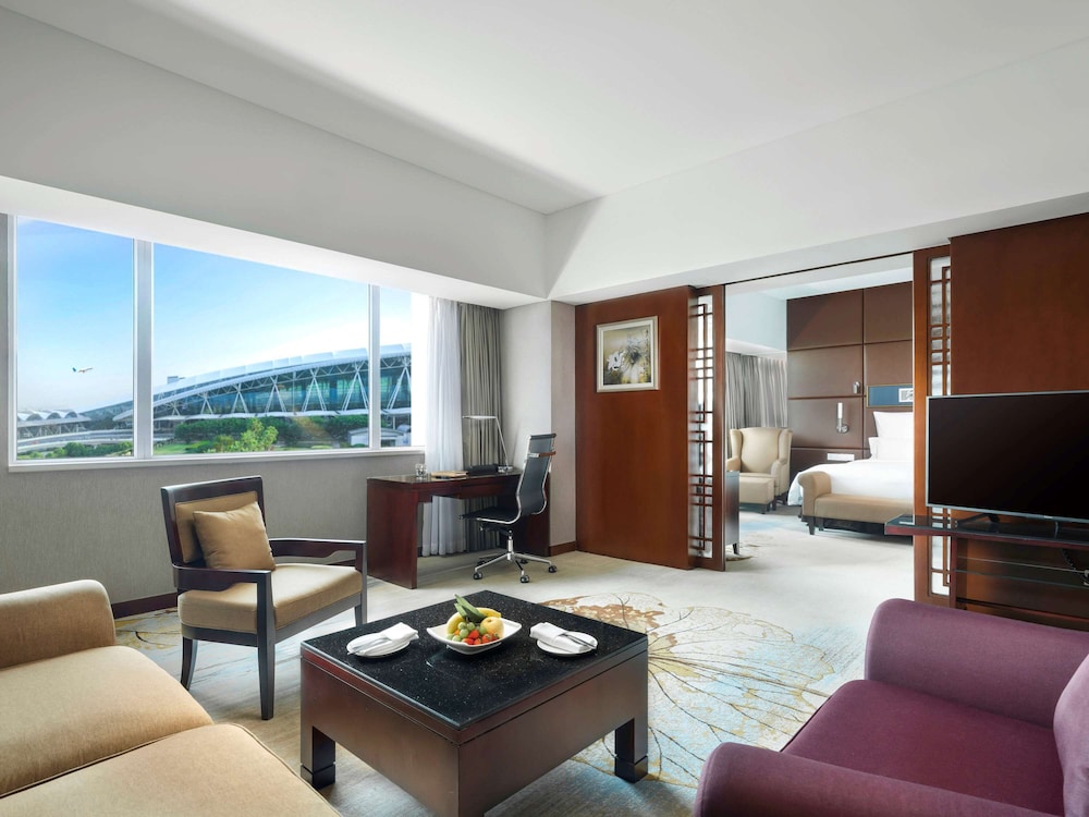 Deluxe Suite, 1 King Bed - Photo 1
