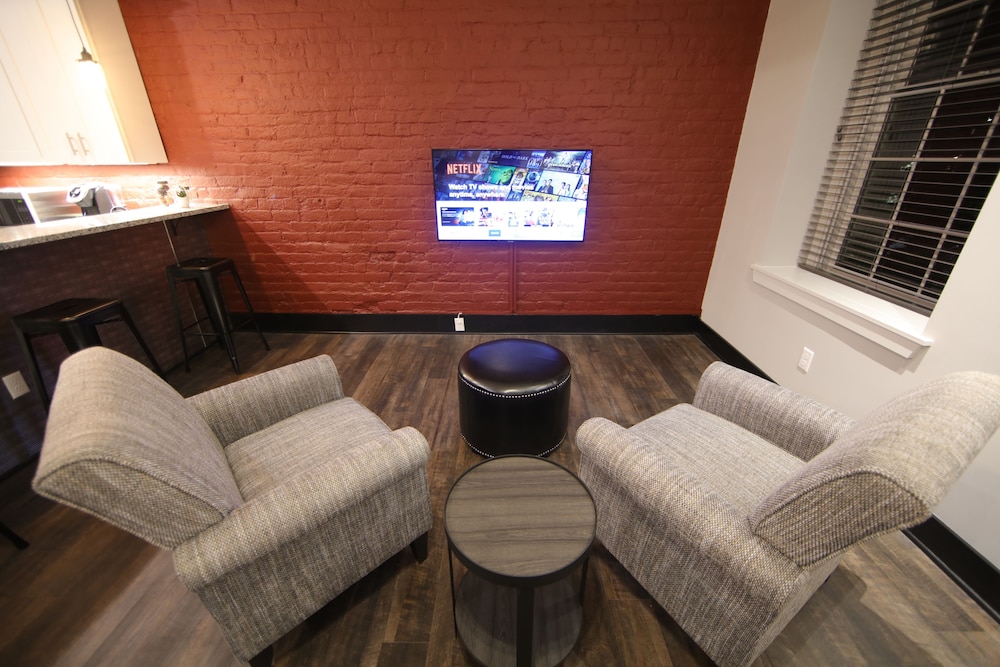 Signature Studio Suite, 1 King Bed, Non Smoking, City View photo 2