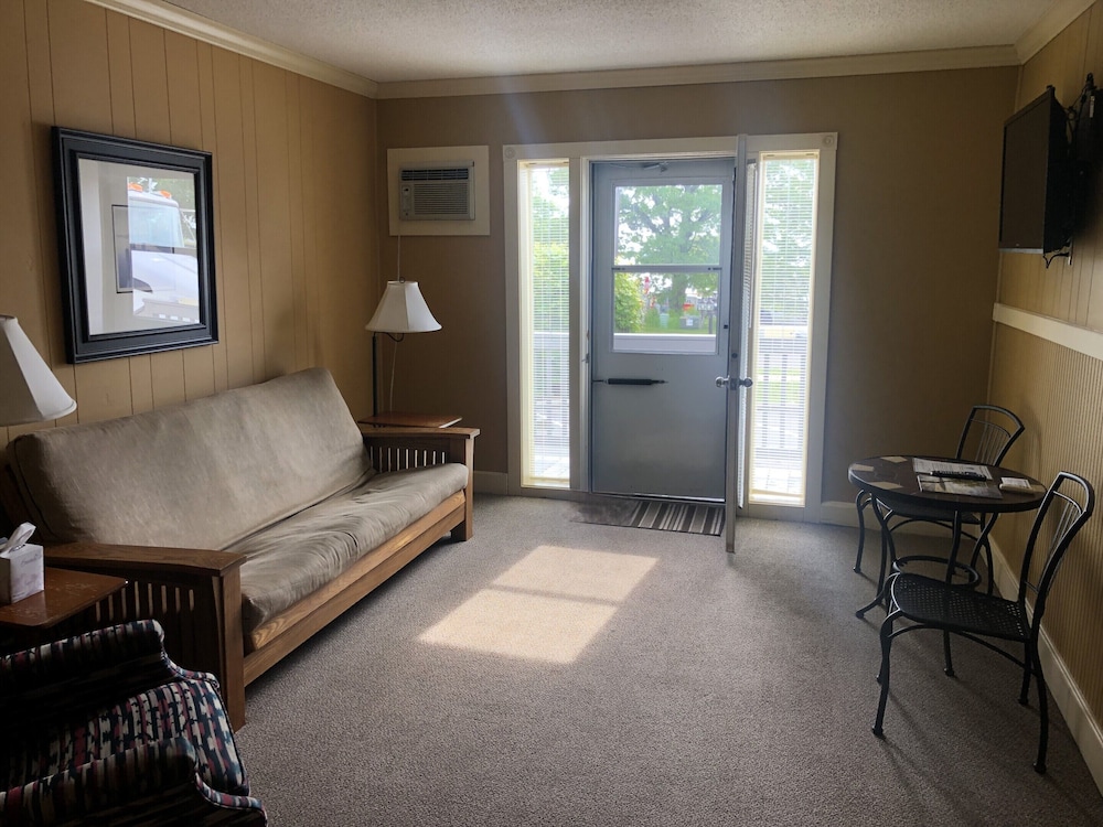 Suite, Ensuite (Rm 17, 1st Floor, Non-ADA)