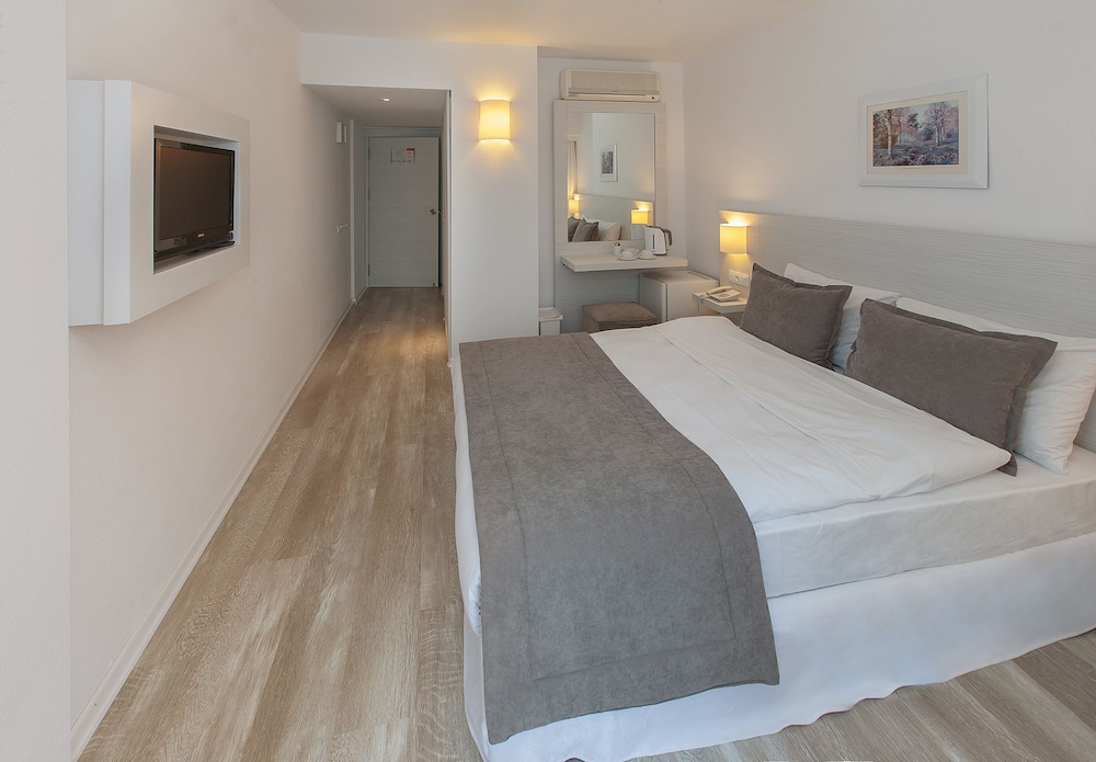 Standard Twin Room Side Sea View