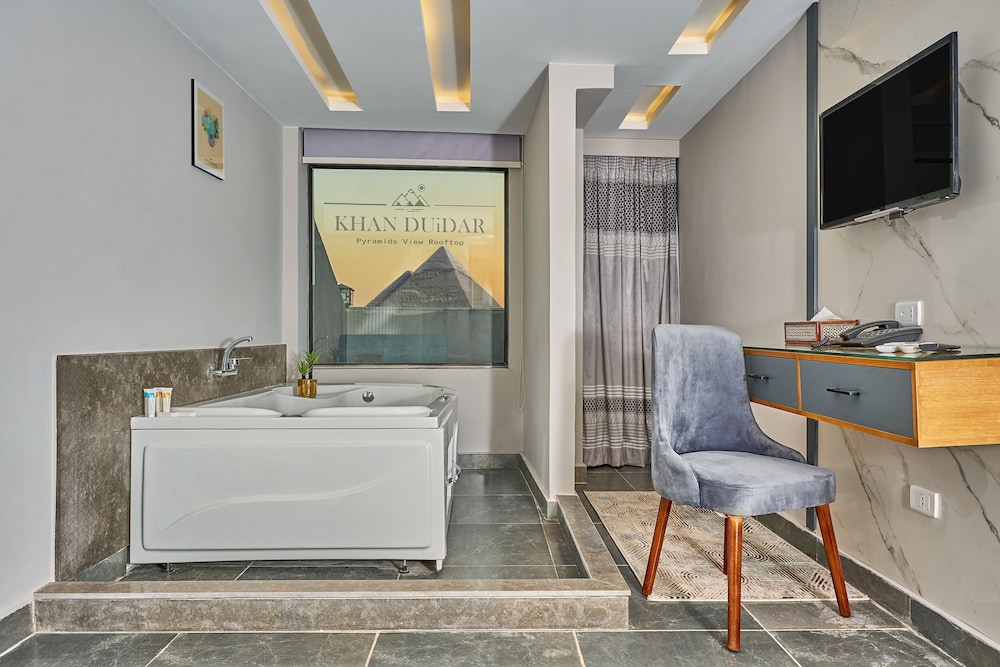 Queen Suite Jacuzzi Pyramid View - Photo 13