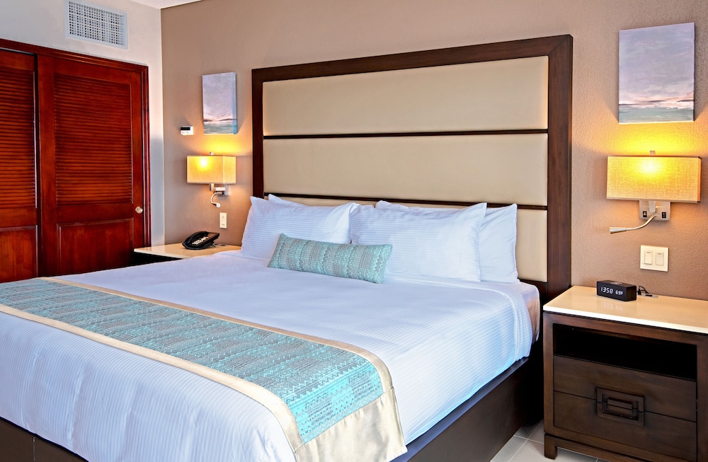 Junior Suite, 1 King Bed, Kitchenette, Oceanfront