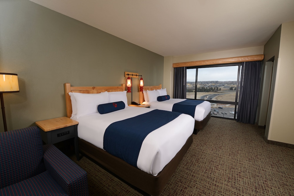 Deluxe Queen Suite with Balcony - Water Park Included