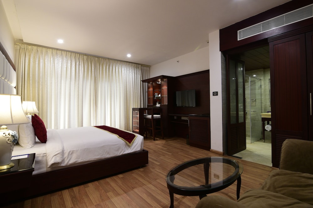 Deluxe Room, 1 King Bed, Balcony photo 3