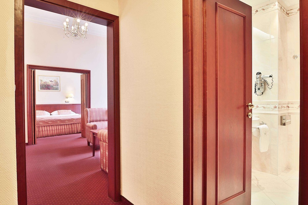 Suite, 1 Queen Bed with Sofa bed