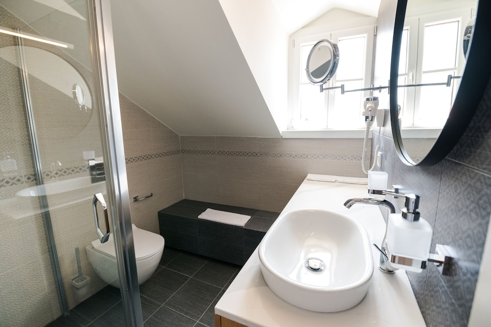 Superior Suite - Photo 9