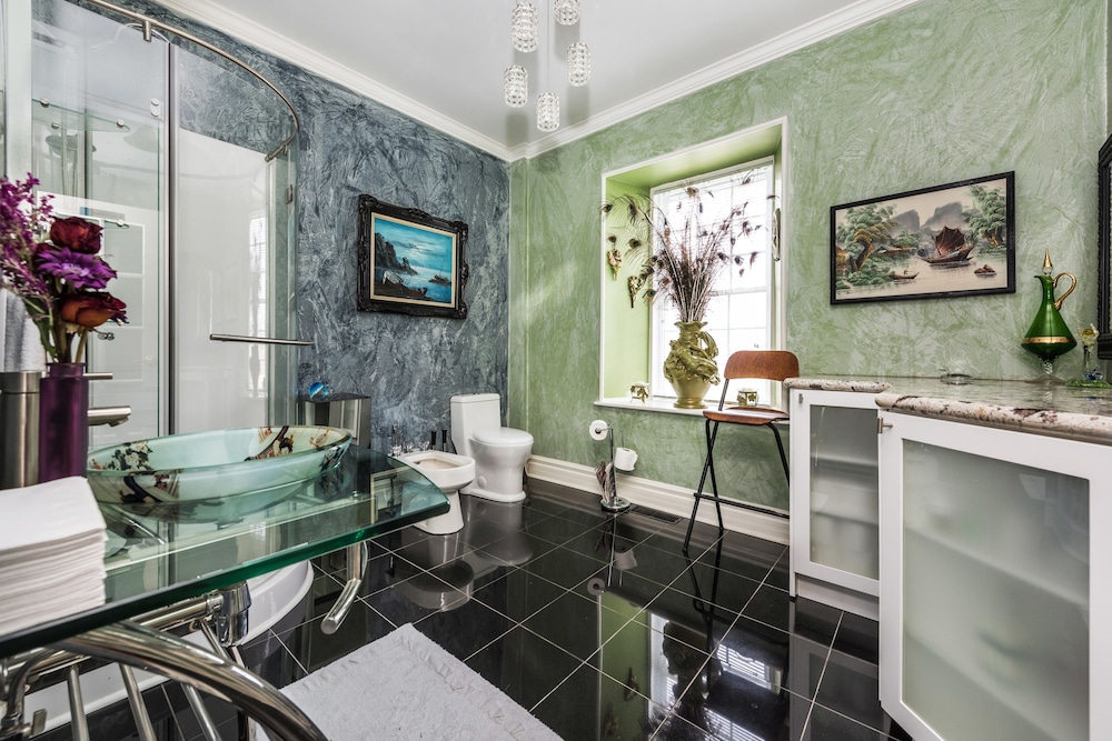 Classic Room, 1 Queen Bed, Shared Bathroom photo 1