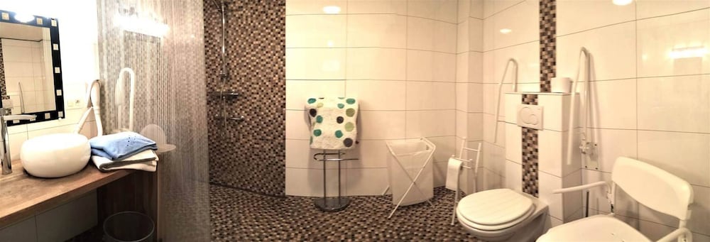 House, 5 Bedrooms, Accessible, Smoking photo 2