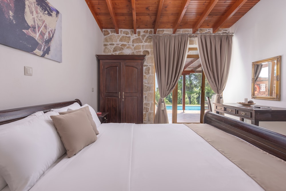 2 Bedroom Executive Suite with private pool photo 3