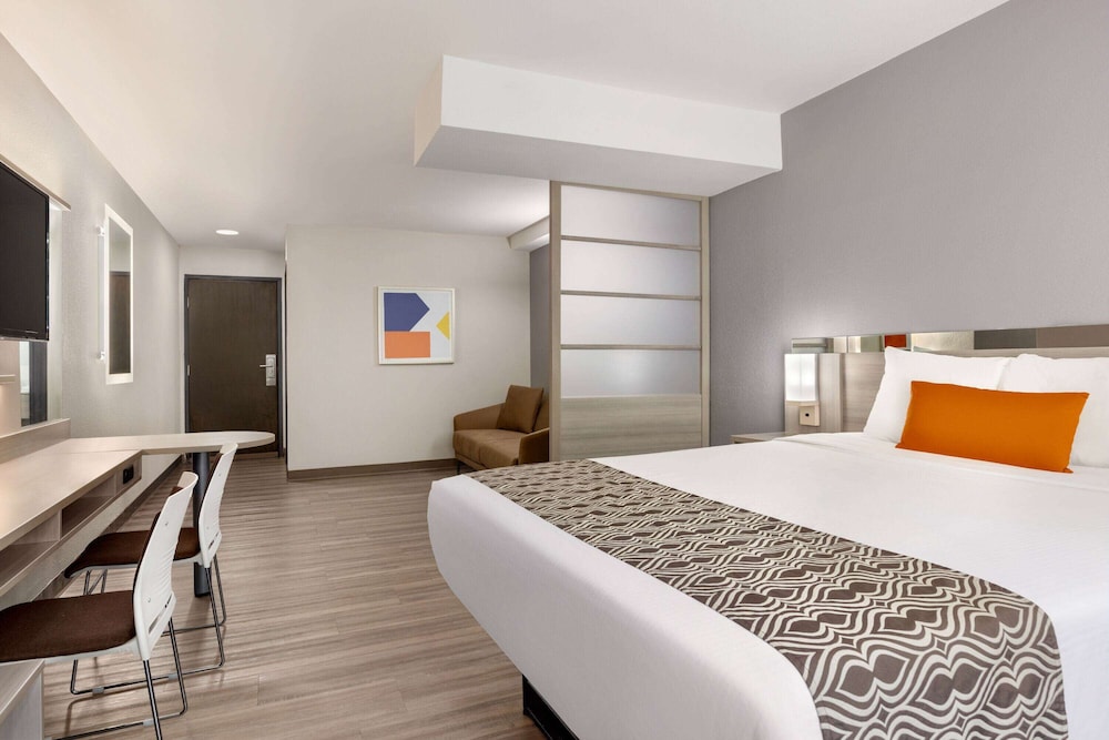 Studio Suite, 1 Queen Bed, Non Smoking - Photo 6