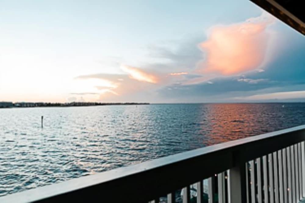 Grande Harbor Sunset Suite