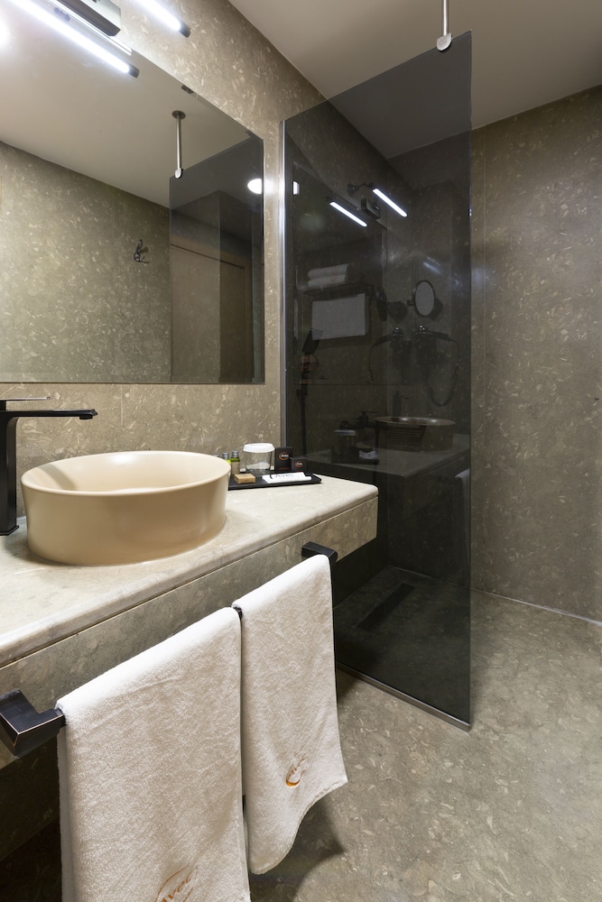 Standard Double or Twin Room - Photo 3